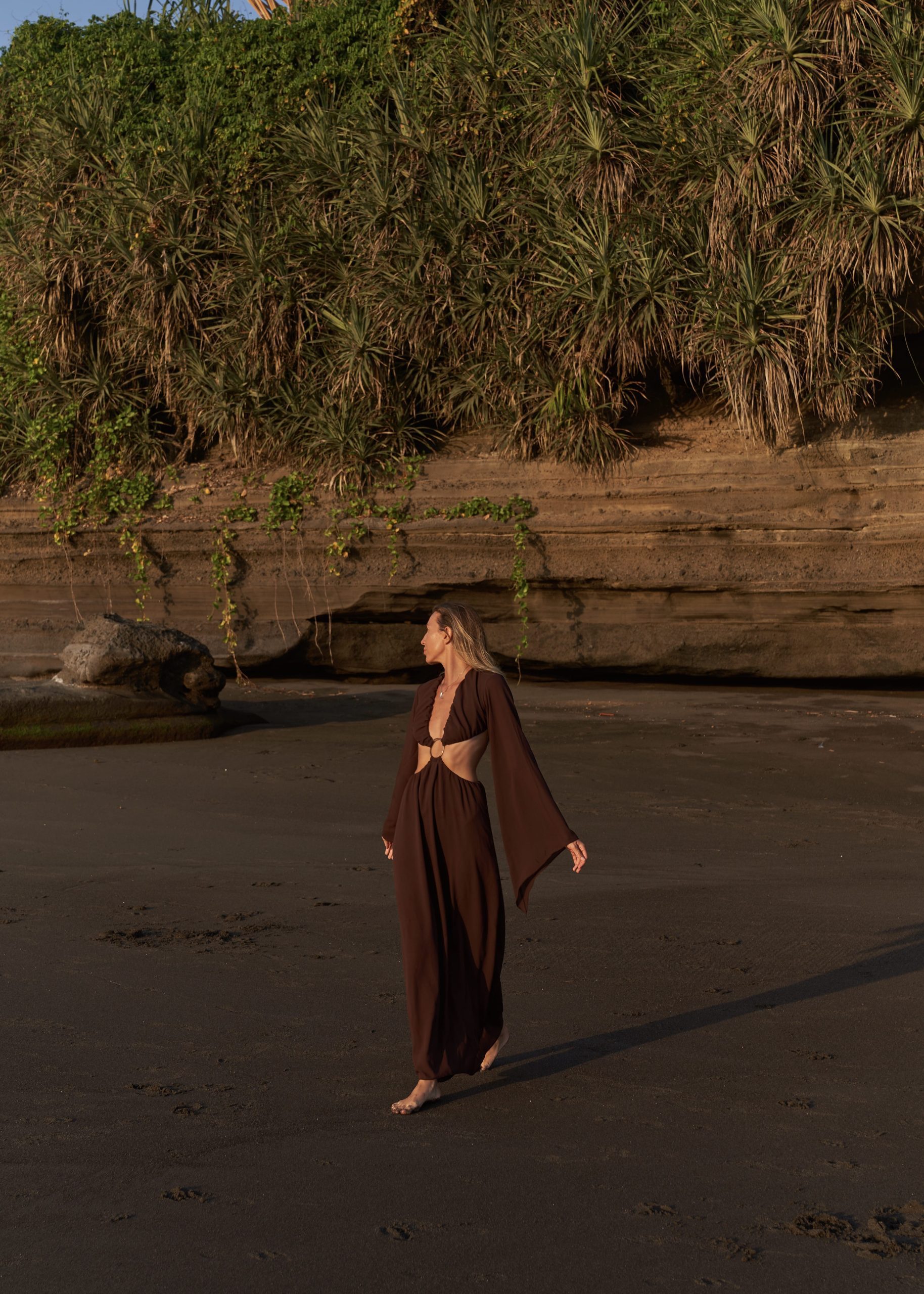 Темно-коричнева сукня виконана з шифону - Зображення 5