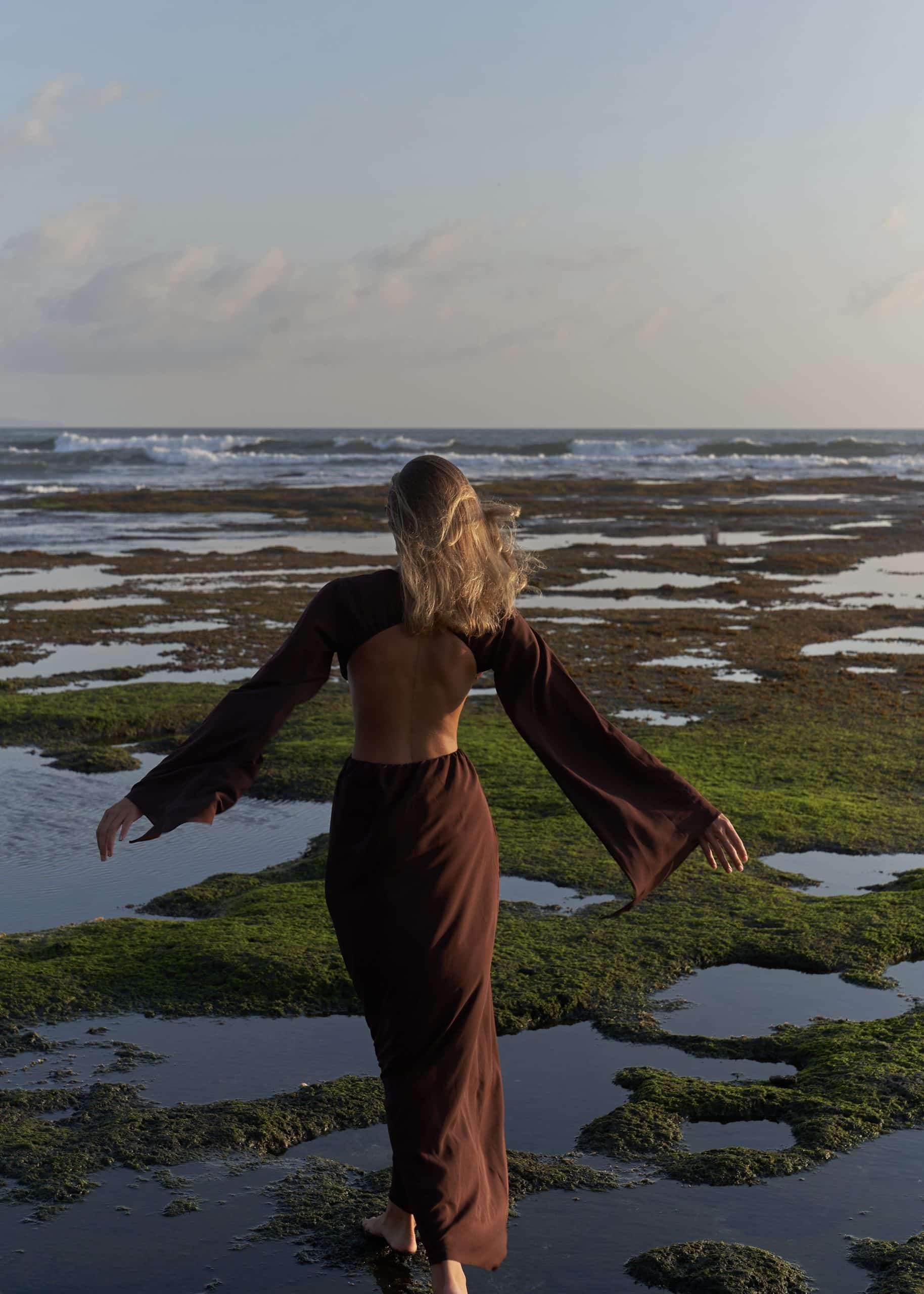 Темно-коричнева сукня виконана з шифону - Зображення 4