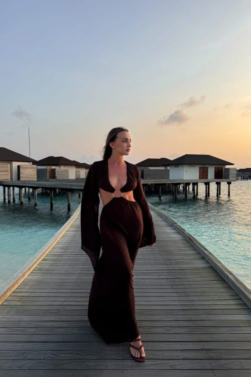 Темно-коричнева сукня виконана з шифону