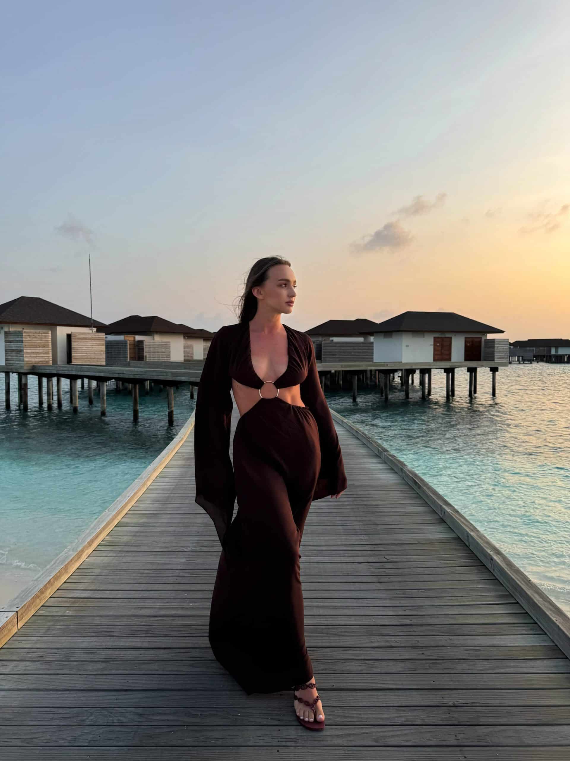 Темно-коричнева сукня виконана з шифону