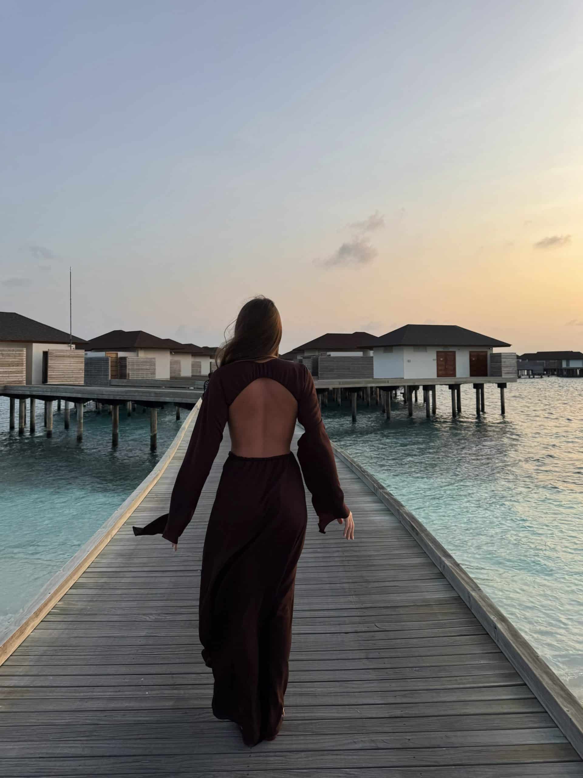 Темно-коричнева сукня виконана з шифону - Зображення 3