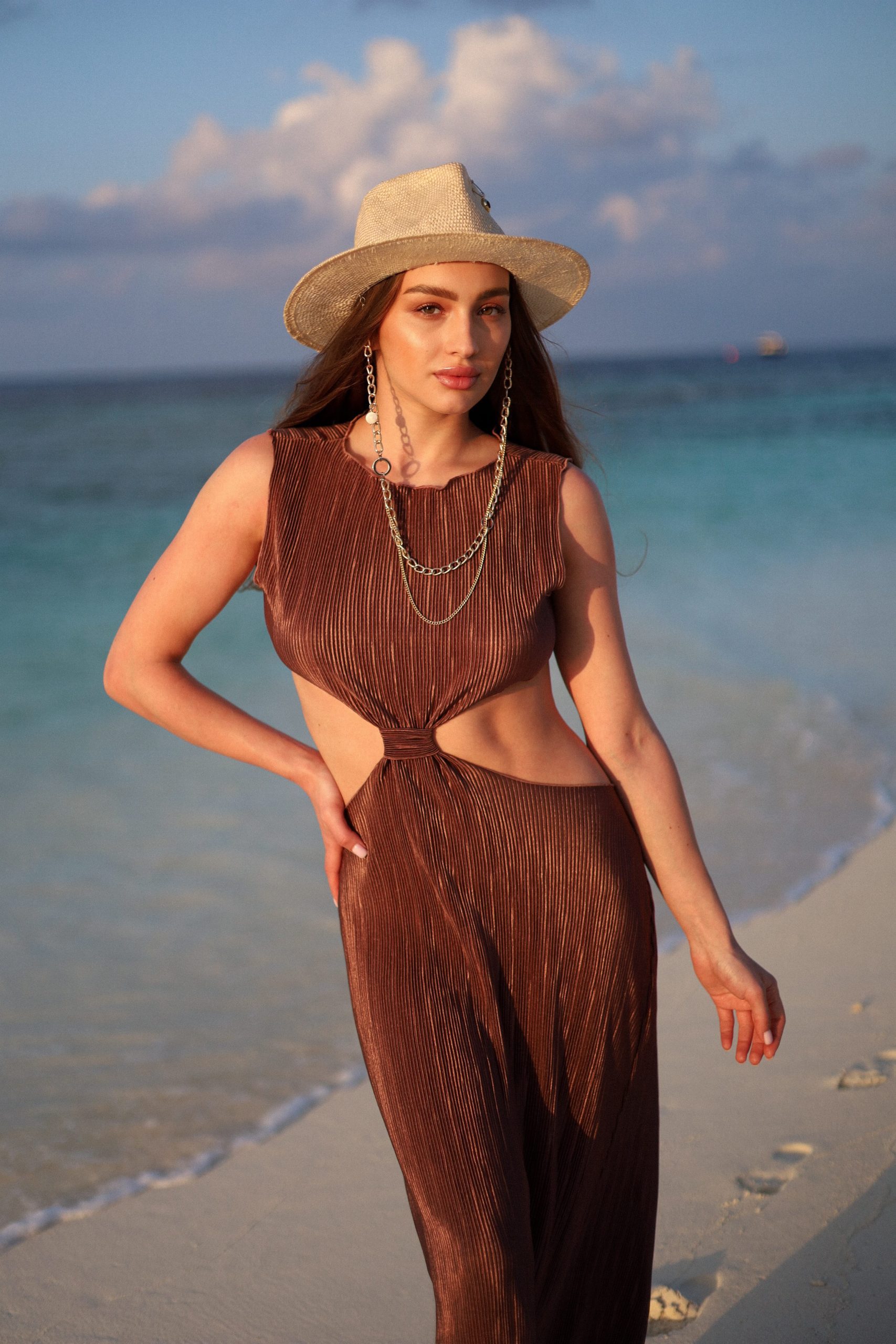 Темно-коричнева сукня виконана з атласної тканини пліссе