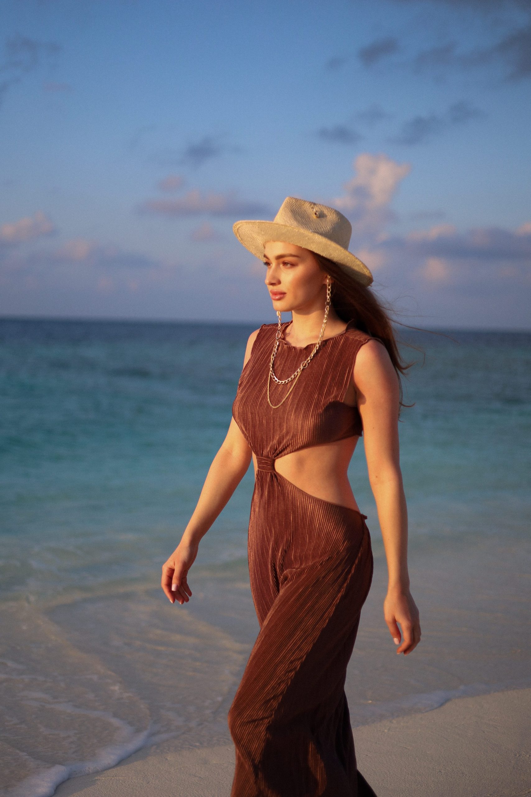 Темно-коричнева сукня виконана з атласної тканини пліссе - Зображення 2