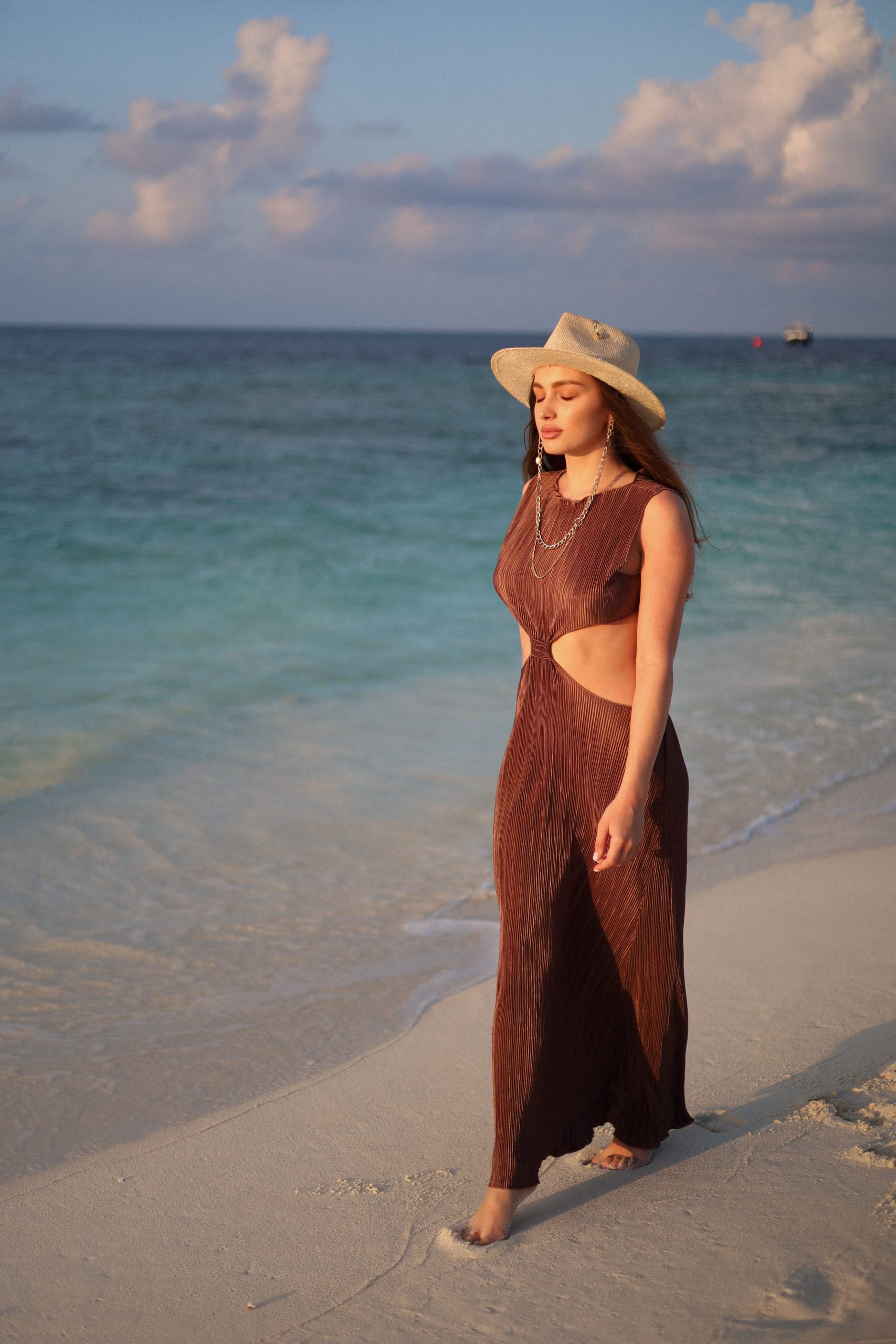 Темно-коричнева сукня виконана з атласної тканини пліссе - Зображення 5