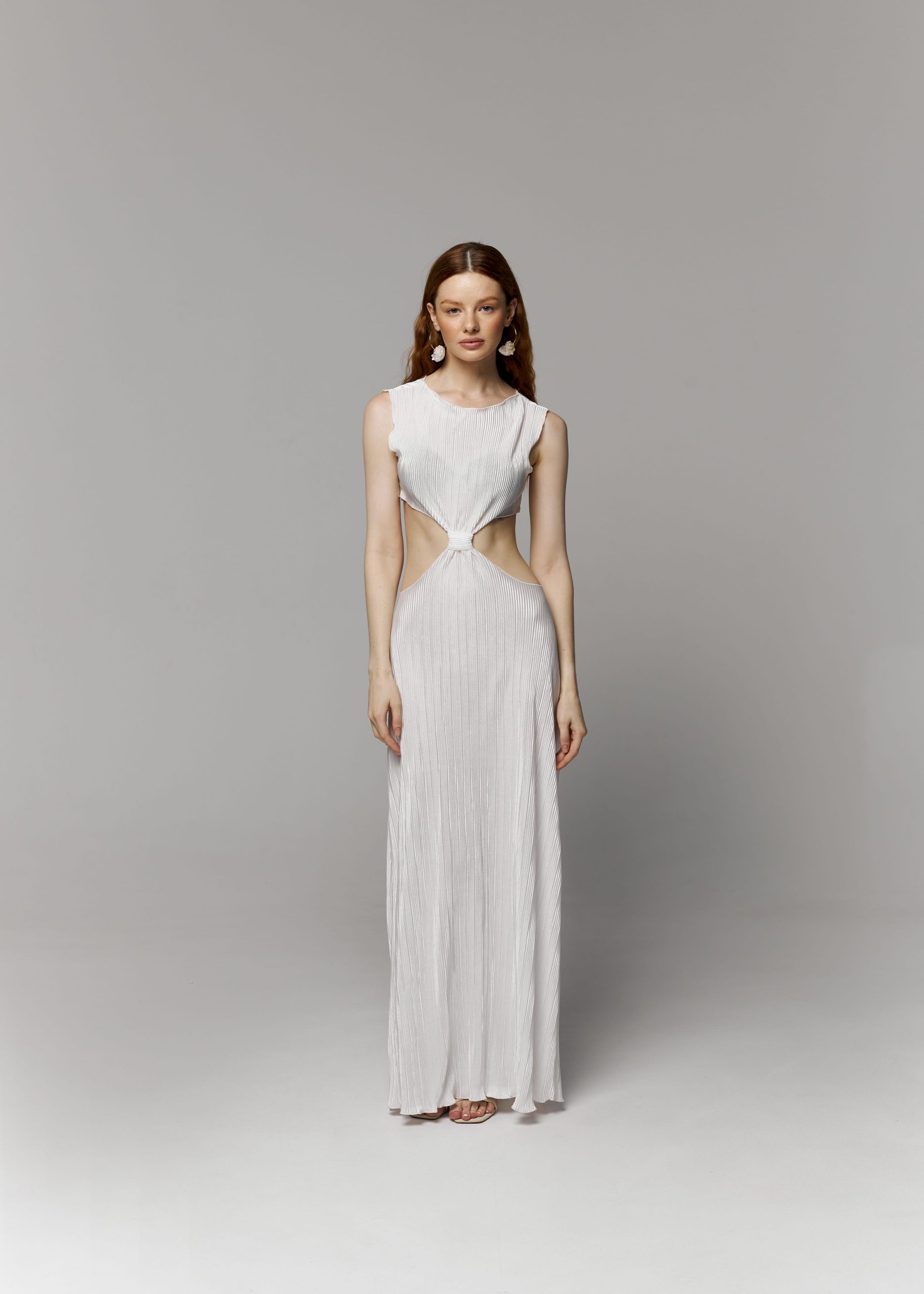 Біла сукня виконана з атласної тканини пліссе - Зображення 5