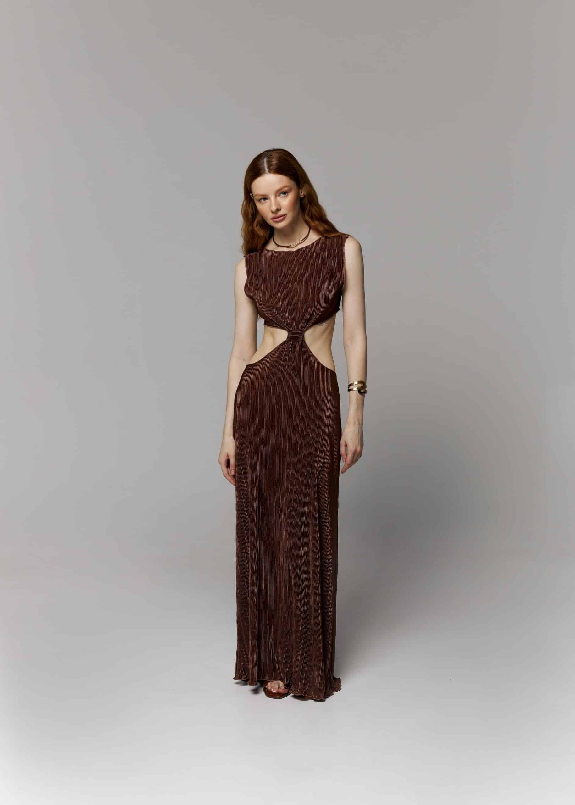 Темно-коричнева сукня виконана з атласної тканини пліссе - Зображення 4