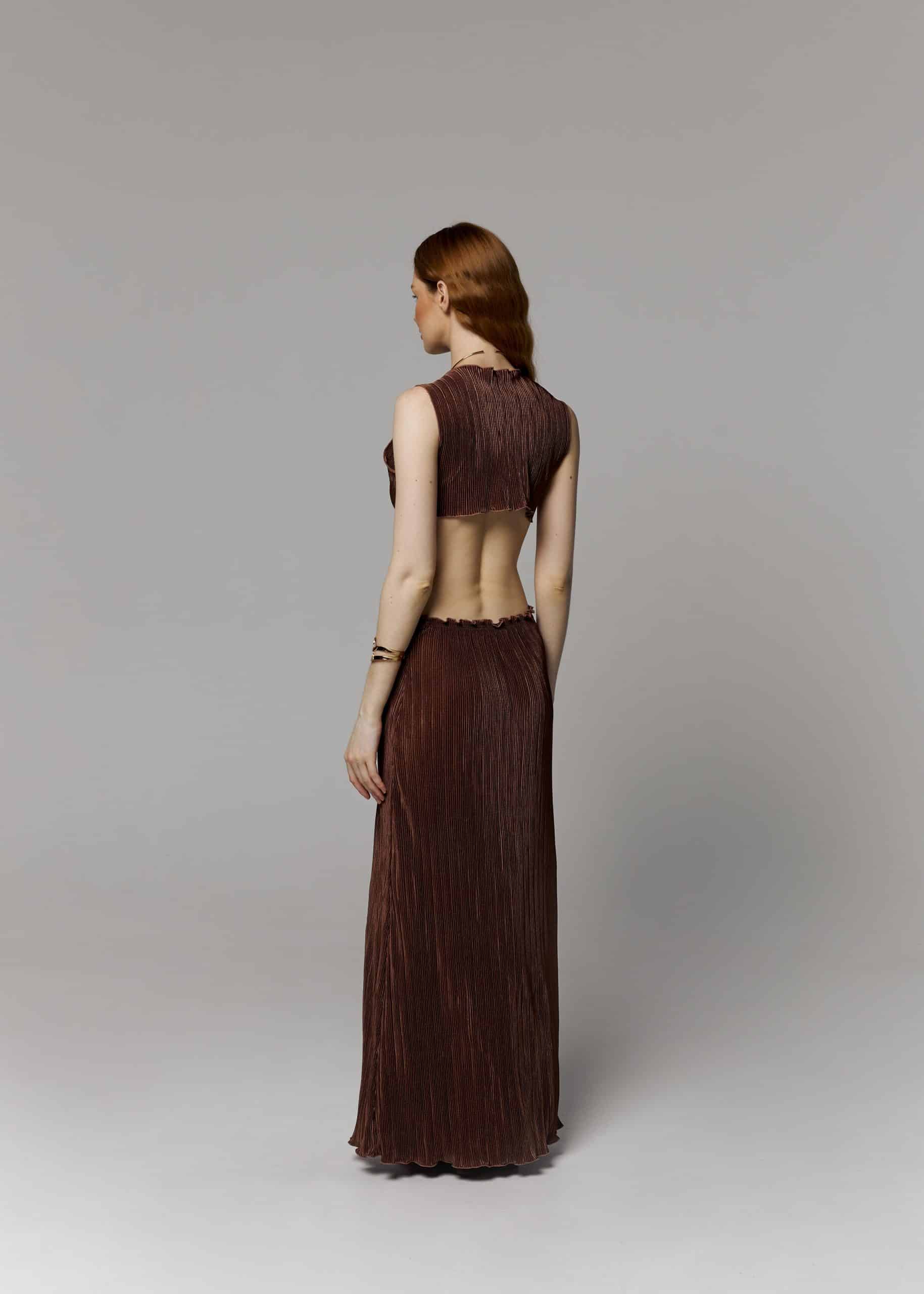 Темно-коричнева сукня виконана з атласної тканини пліссе - Зображення 3