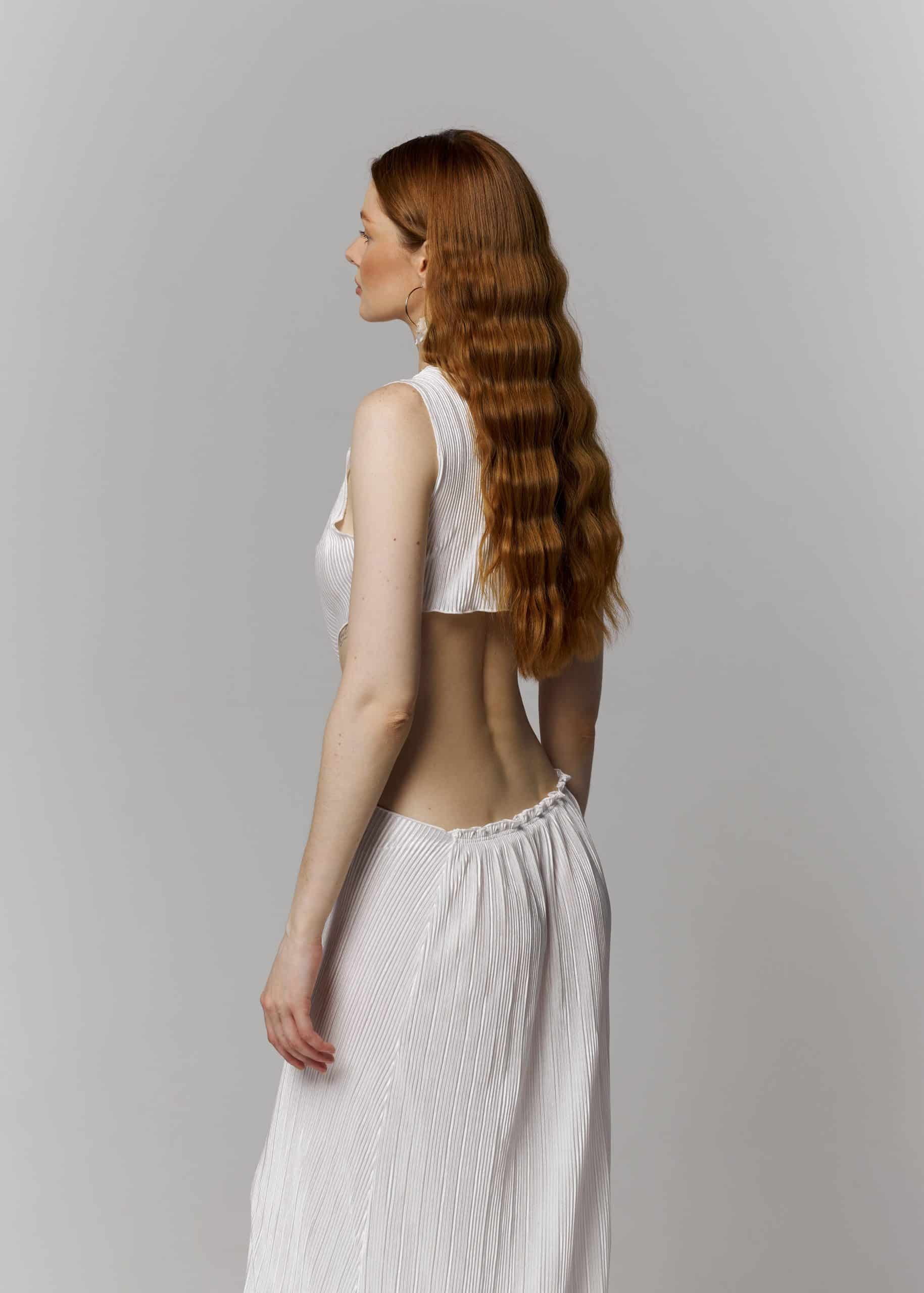 Біла сукня виконана з атласної тканини пліссе - Зображення 4