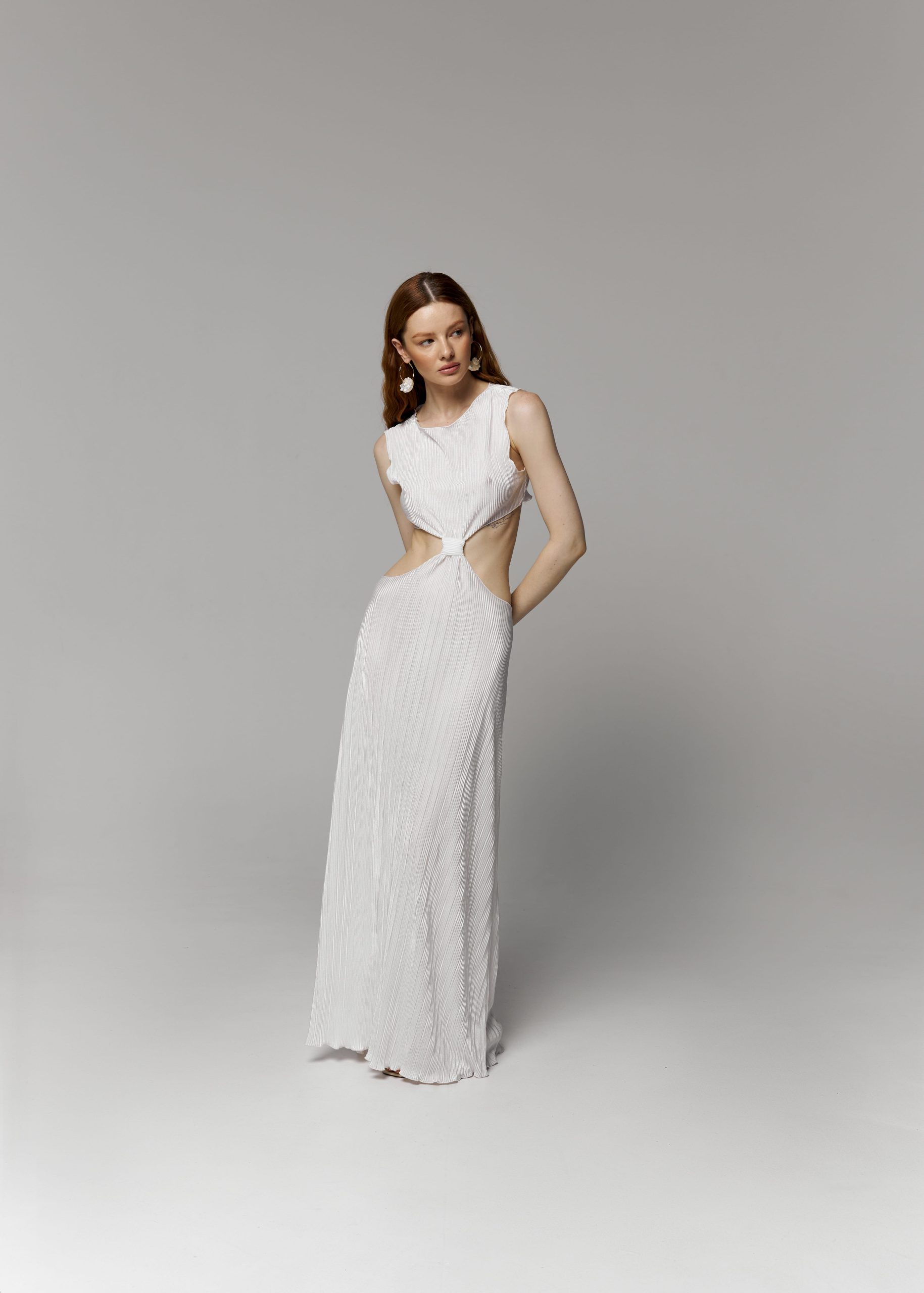 Біла сукня виконана з атласної тканини пліссе - Зображення 3