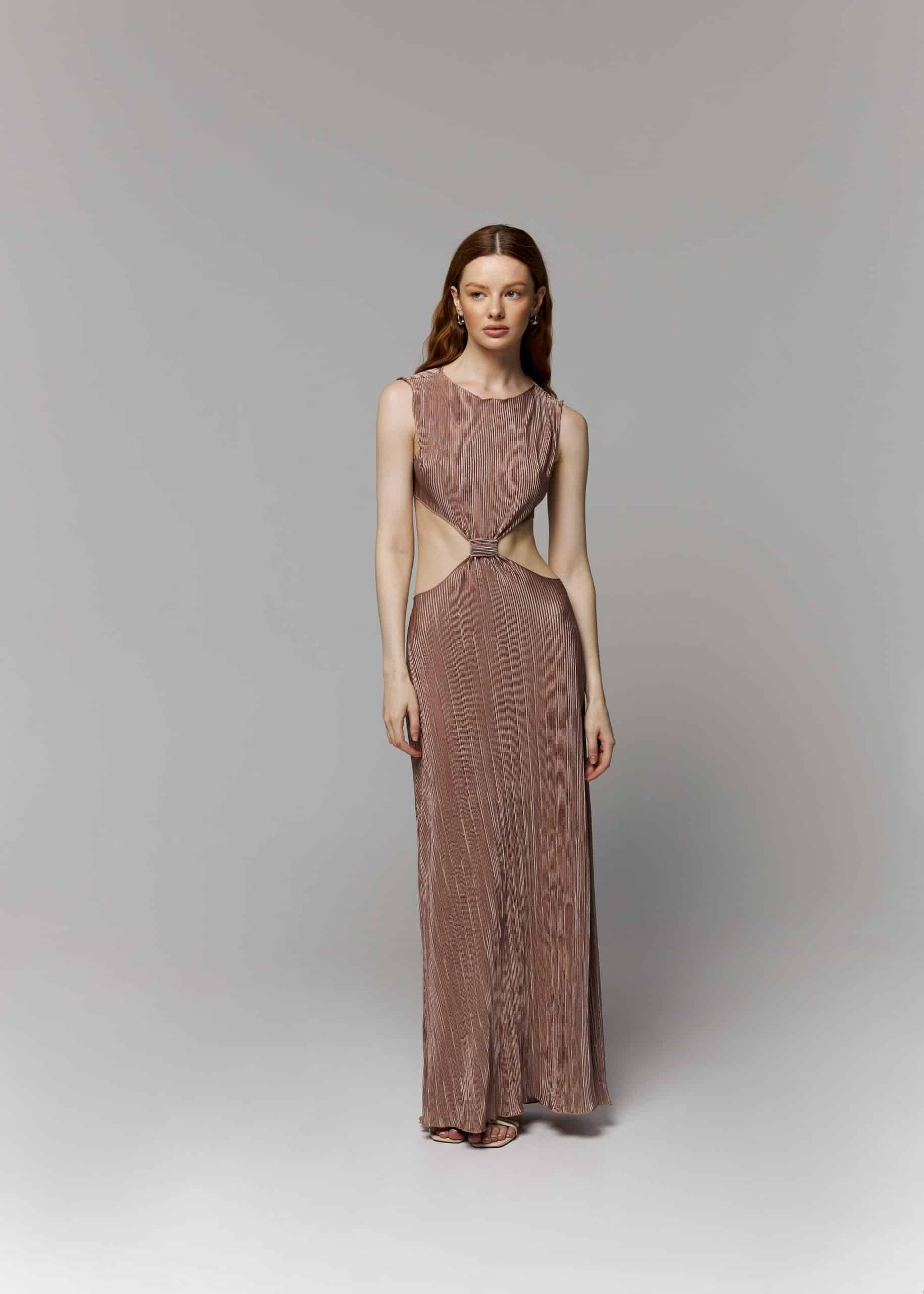 Рожева сукня виконана з атласної тканини пліссе - Зображення 5