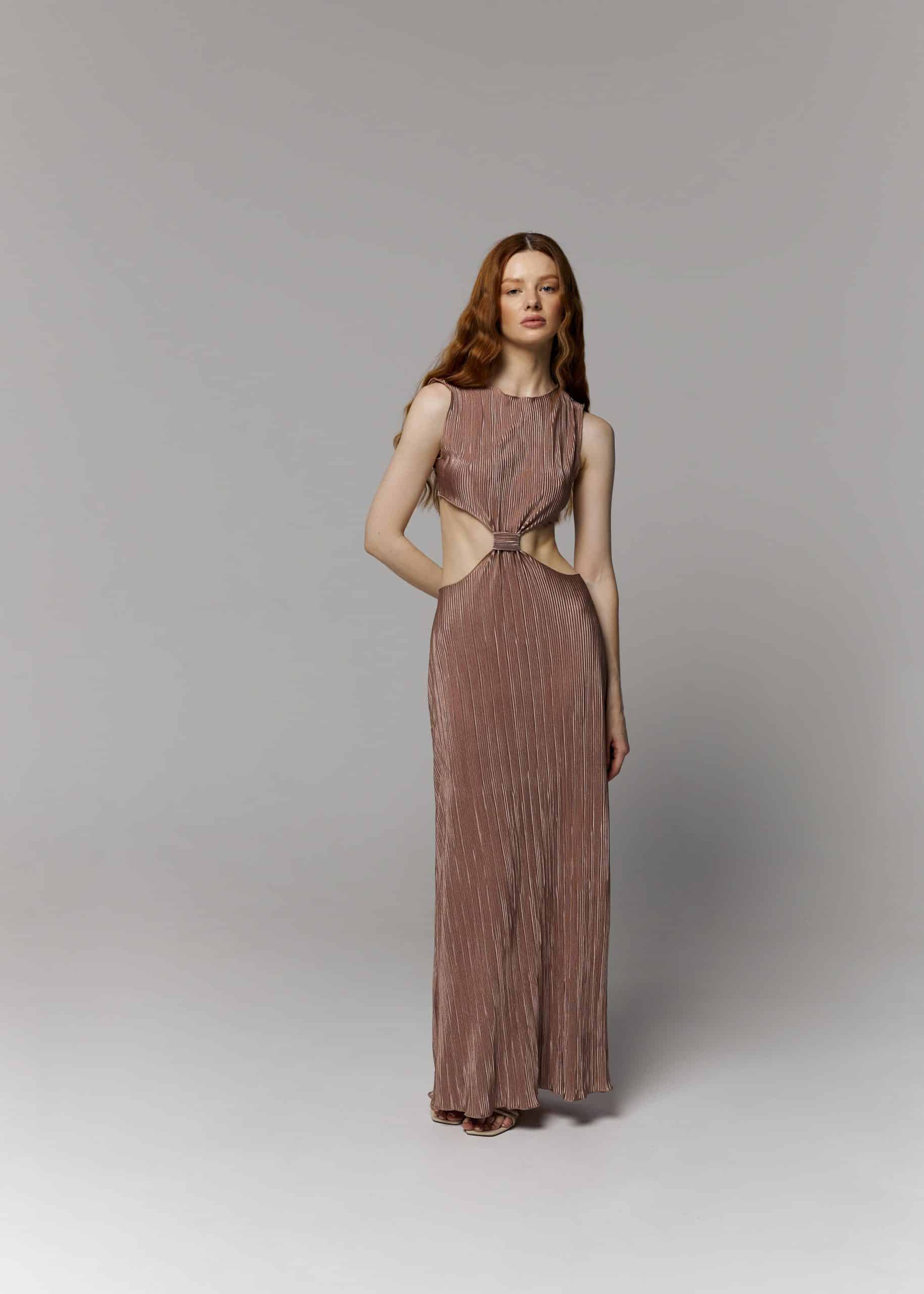 Рожева сукня виконана з атласної тканини пліссе - Зображення 4