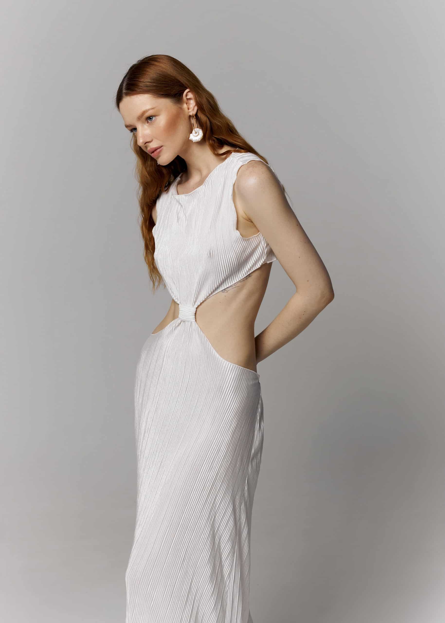 Біла сукня виконана з атласної тканини пліссе - Зображення 2