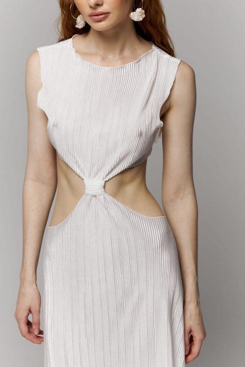 Біла сукня виконана з атласної тканини пліссе