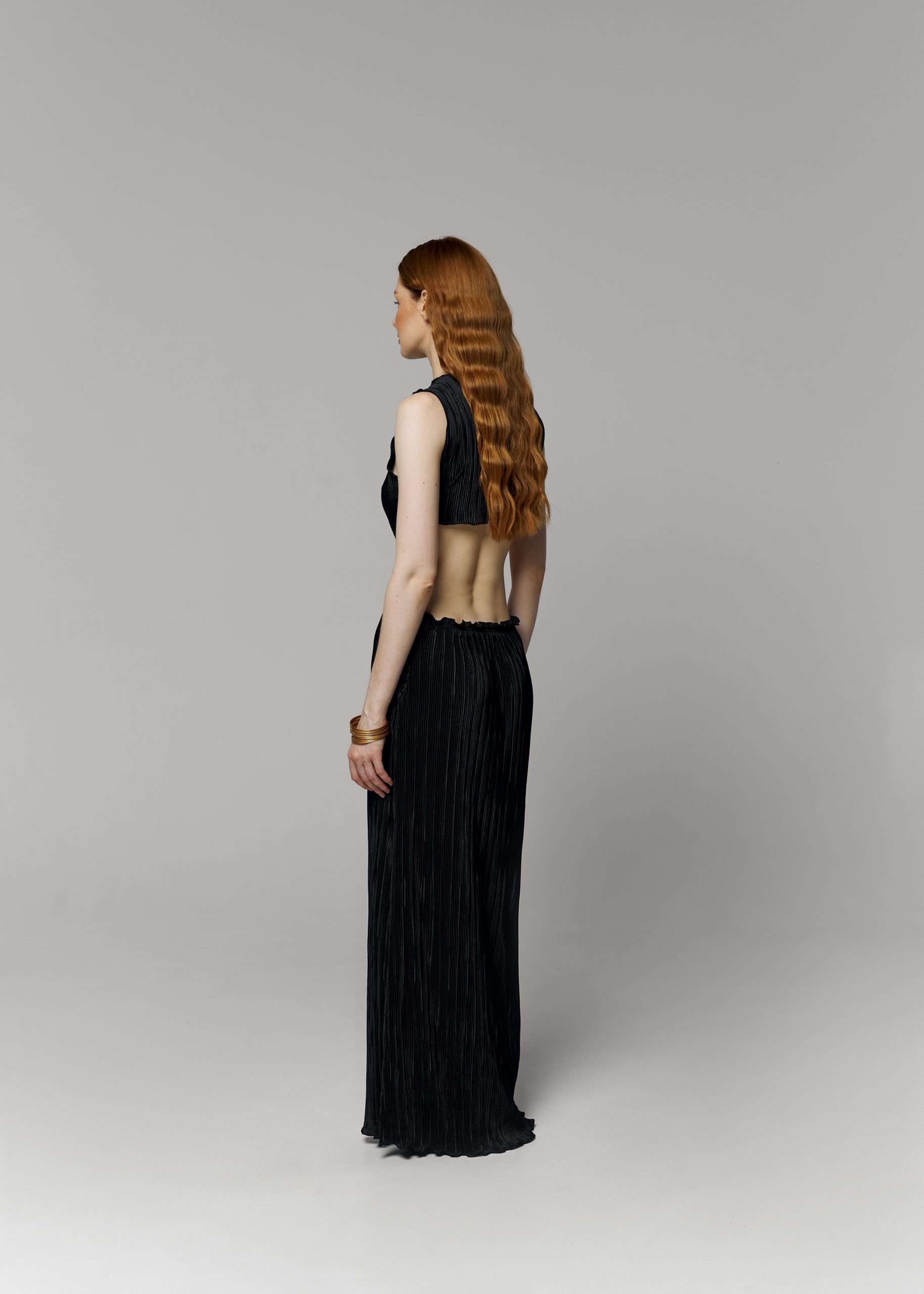 Чорна сукня виконана з атласної тканини пліссе - Зображення 3