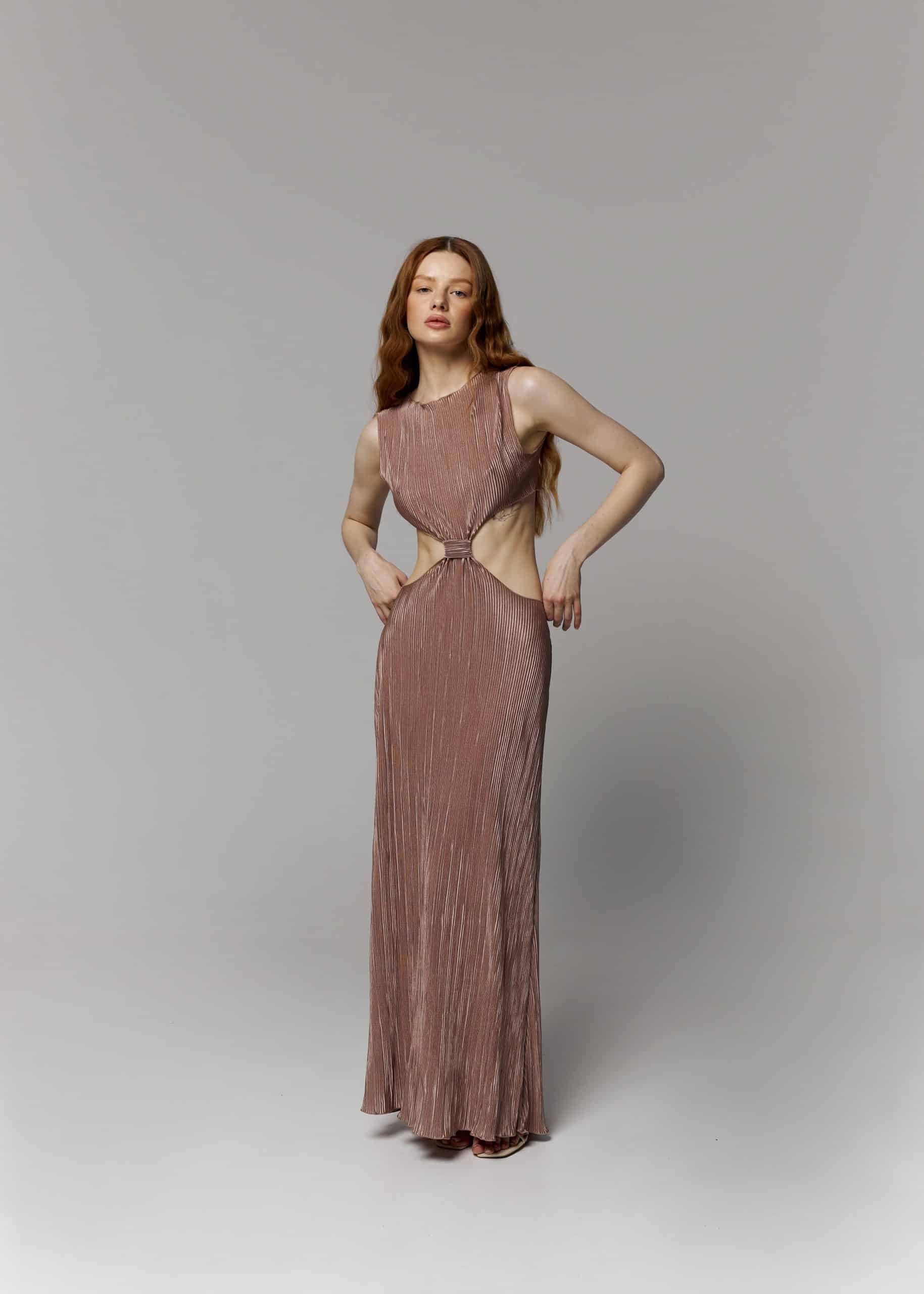 Рожева сукня виконана з атласної тканини пліссе - Зображення 2