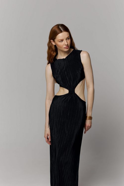 Чорна сукня виконана з атласної тканини пліссе