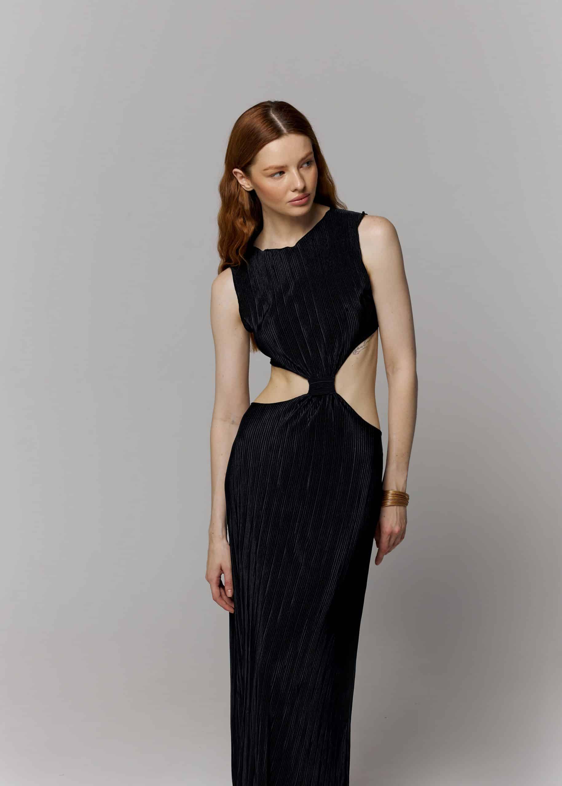 Чорна сукня виконана з атласної тканини пліссе