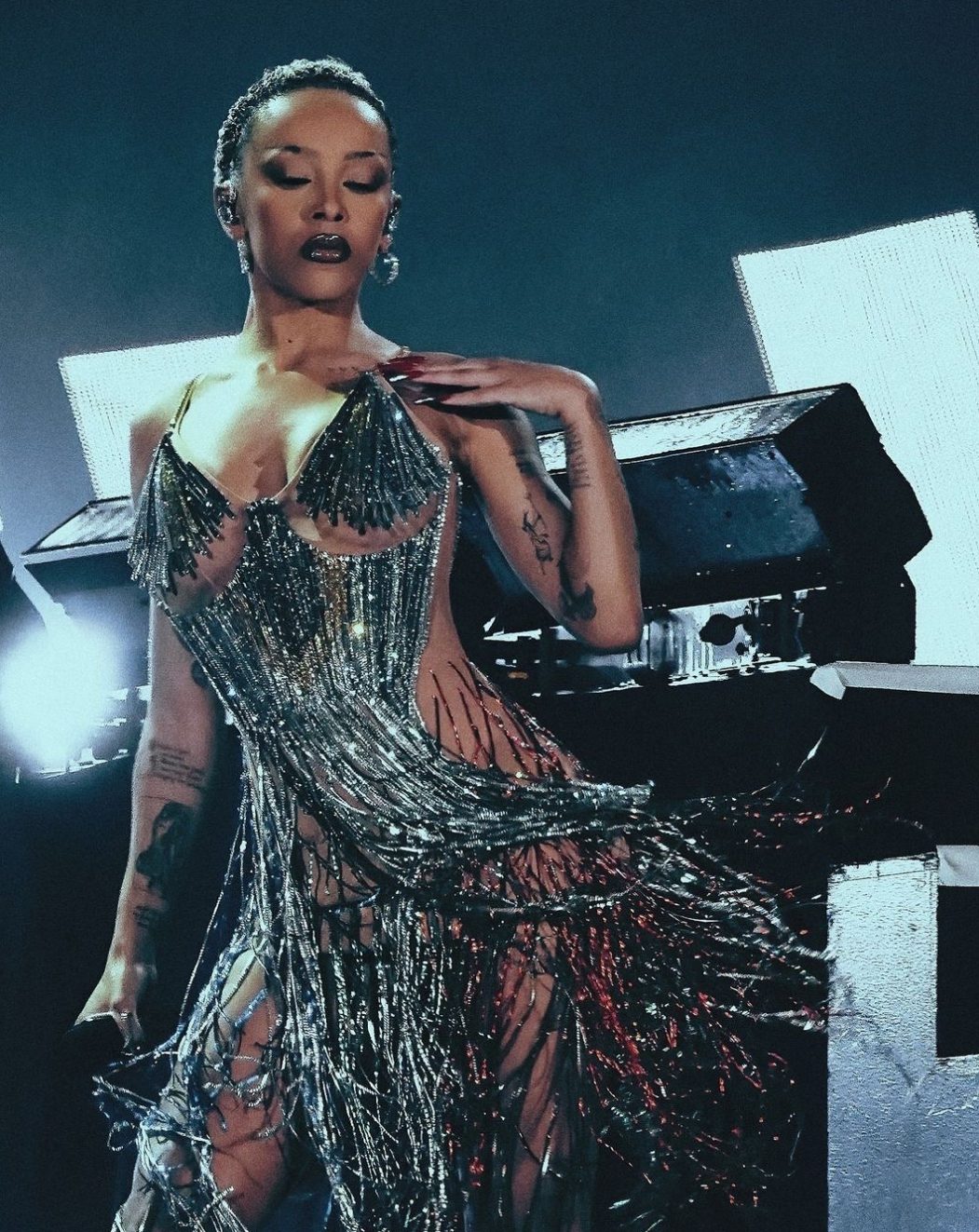 DOJA CAT ПІДКОРЮЄ СЦЕНУ У КОСТЮМІ FROLOV