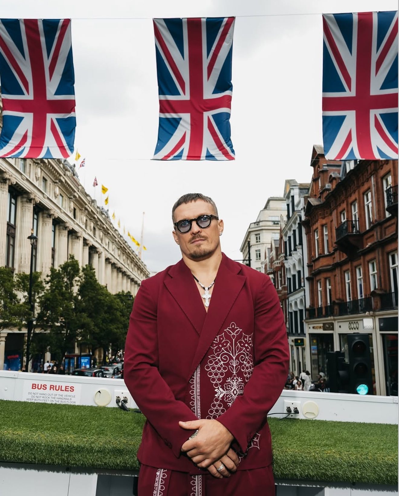 ОЛЕКСАНДР УСИК У КОСТЮМІ ВІД DAMIRLI НА ПРЕЗЕНТАЦІЇ У ЛОНДОНІ