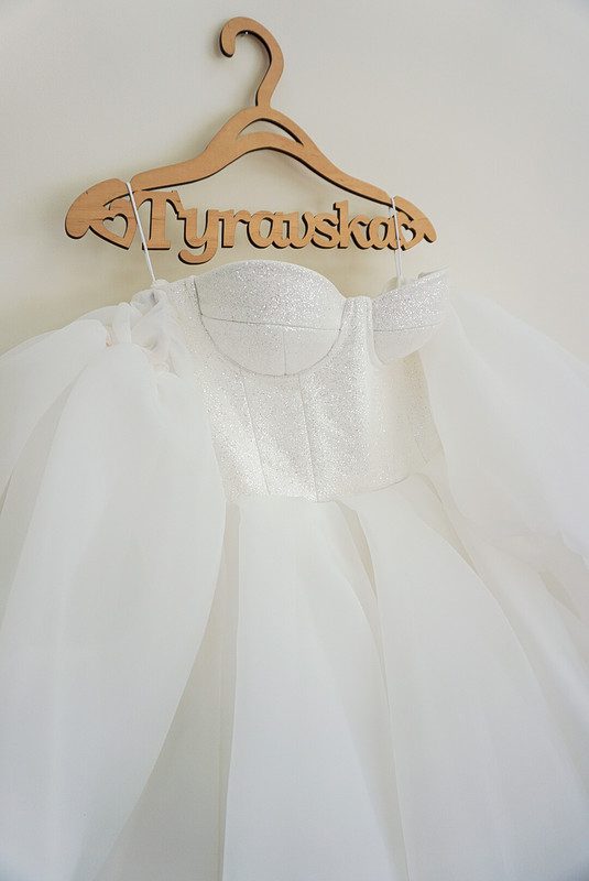 Коротка молочна сукня з органзи з пишними рукавами-буфами та глітерним корсетом. - Зображення 5