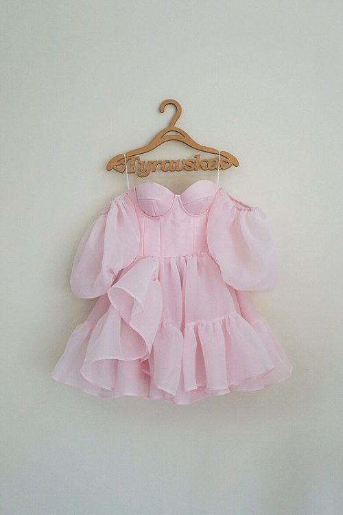 Сукня з органзи на корсеті з чашечками з пишними рукавами рожева.