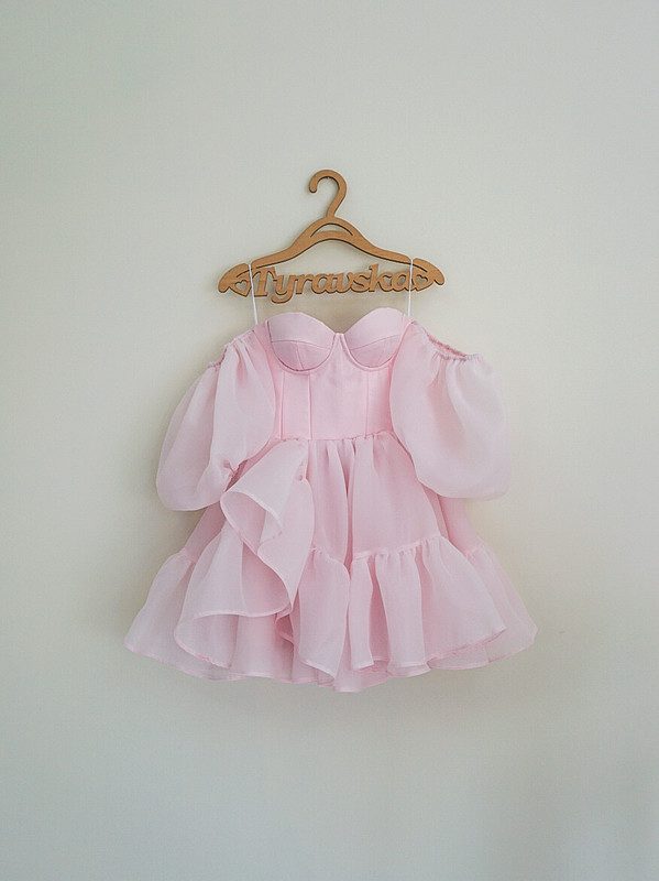 Сукня з органзи на корсеті з чашечками з пишними рукавами рожева.