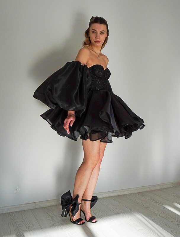 Коротка чорна сукня з органзи з пишними рукавами-буфами та глітерним корсетом - Зображення 3