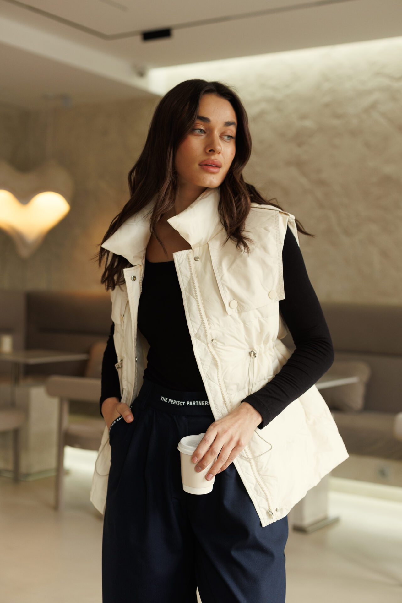 Жилет пуховий молочний - Зображення 6