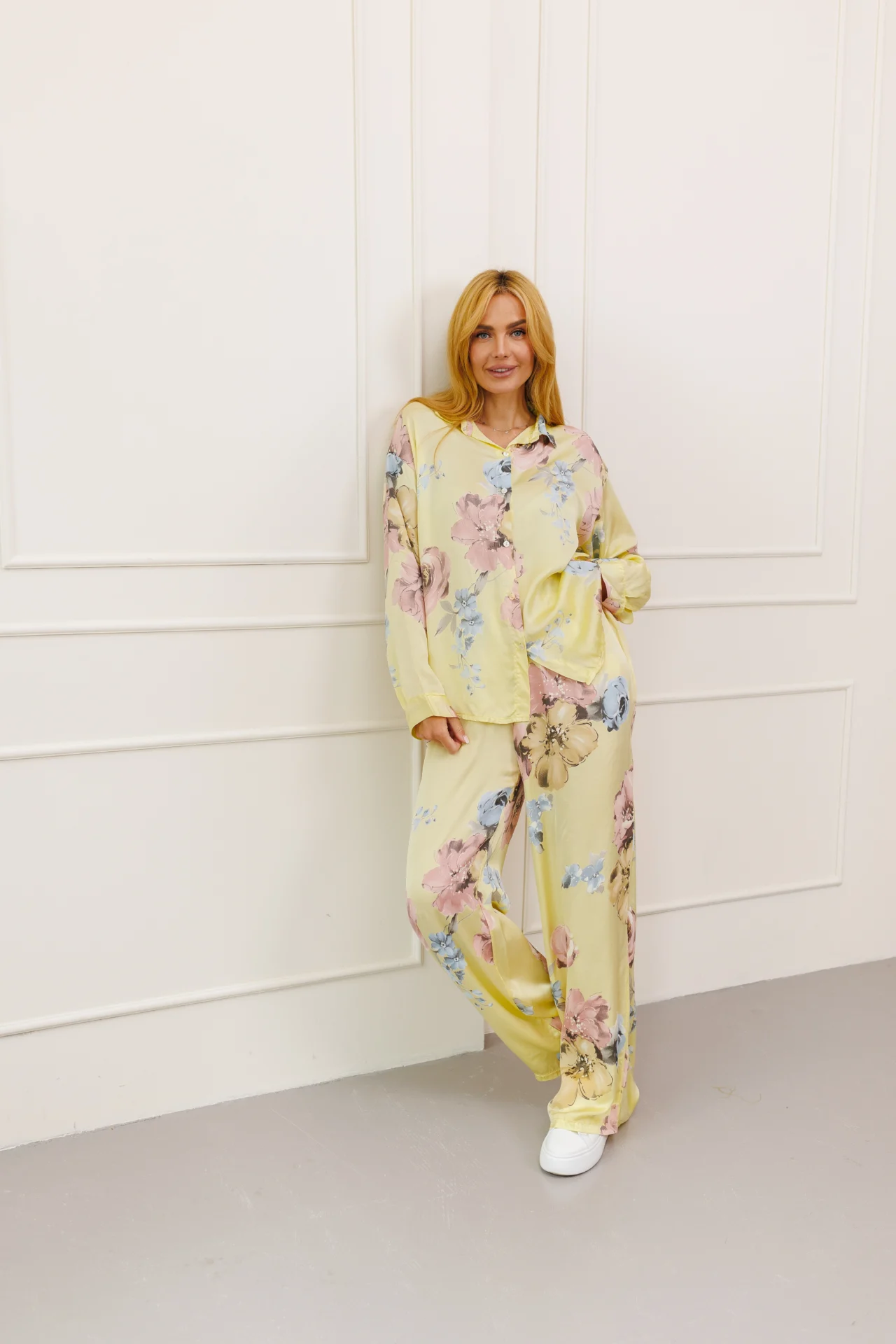 Жіночий костюм із квітковим принтом