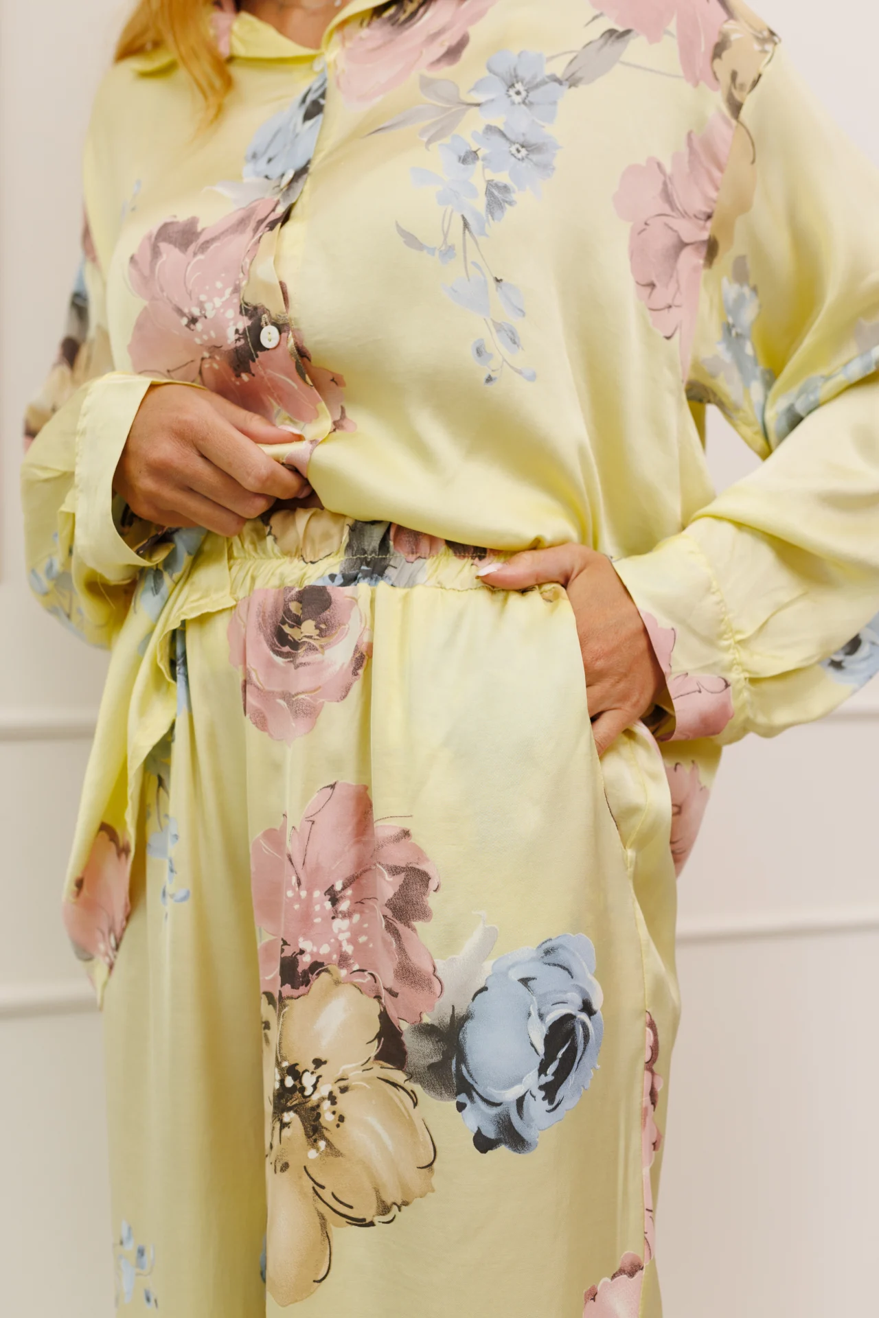 Жіночий костюм із квітковим принтом - Зображення 3