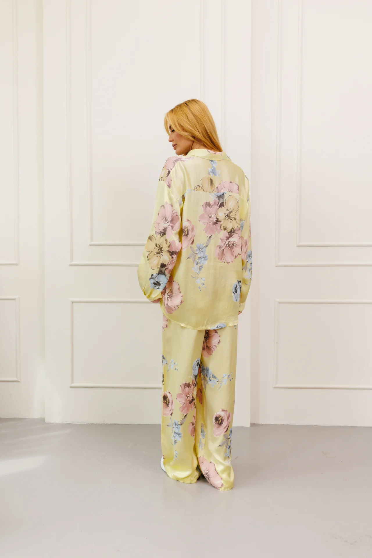 Жіночий костюм із квітковим принтом - Зображення 2