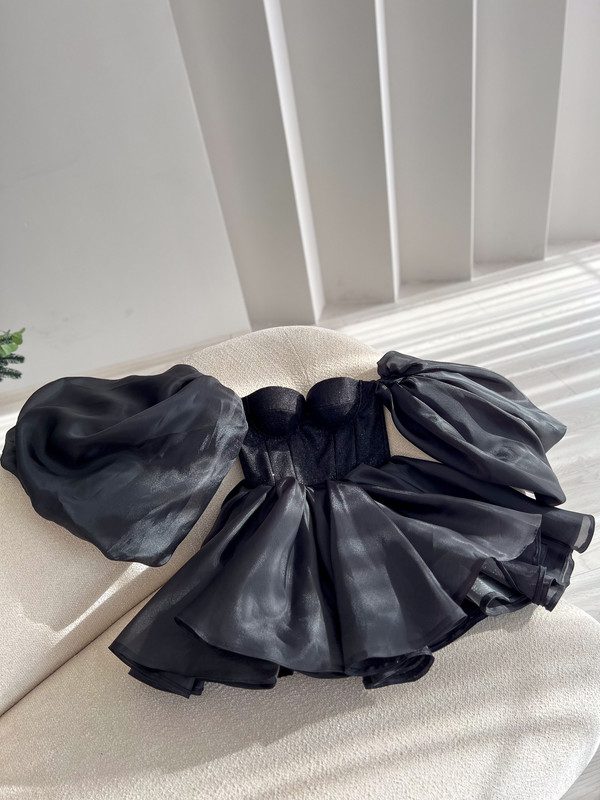 Коротка чорна сукня з органзи з пишними рукавами-буфами та глітерним корсетом - Зображення 5