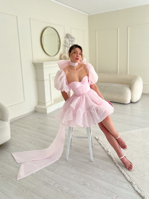 Сукня з органзи на корсеті з чашечками з пишними рукавами рожева. - Зображення 2
