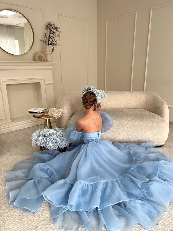 Довга Сукня з органзи на корсеті з чашечками з пишними рукавами голуба. - Зображення 3