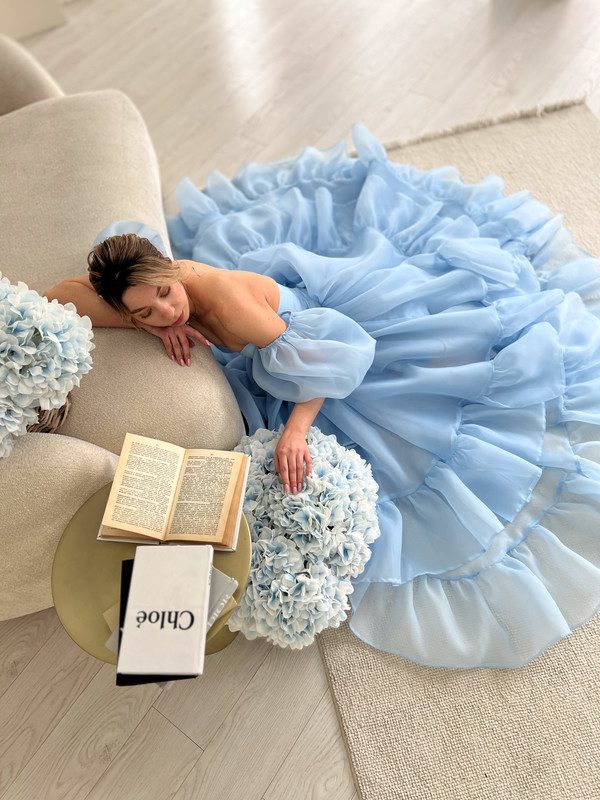 Довга Сукня з органзи на корсеті з чашечками з пишними рукавами голуба. - Зображення 4