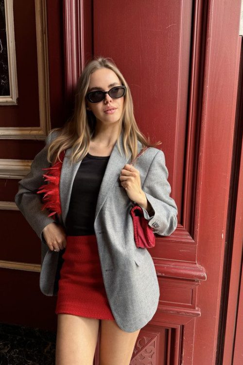 Сірий піджак з червоним пір’ям