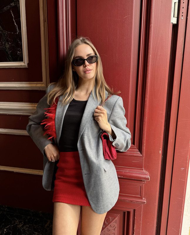 Сірий піджак з червоним пір'ям