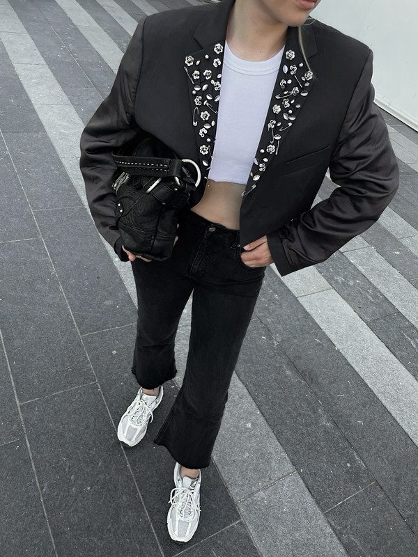 Укорочений сірий піджак з металіком