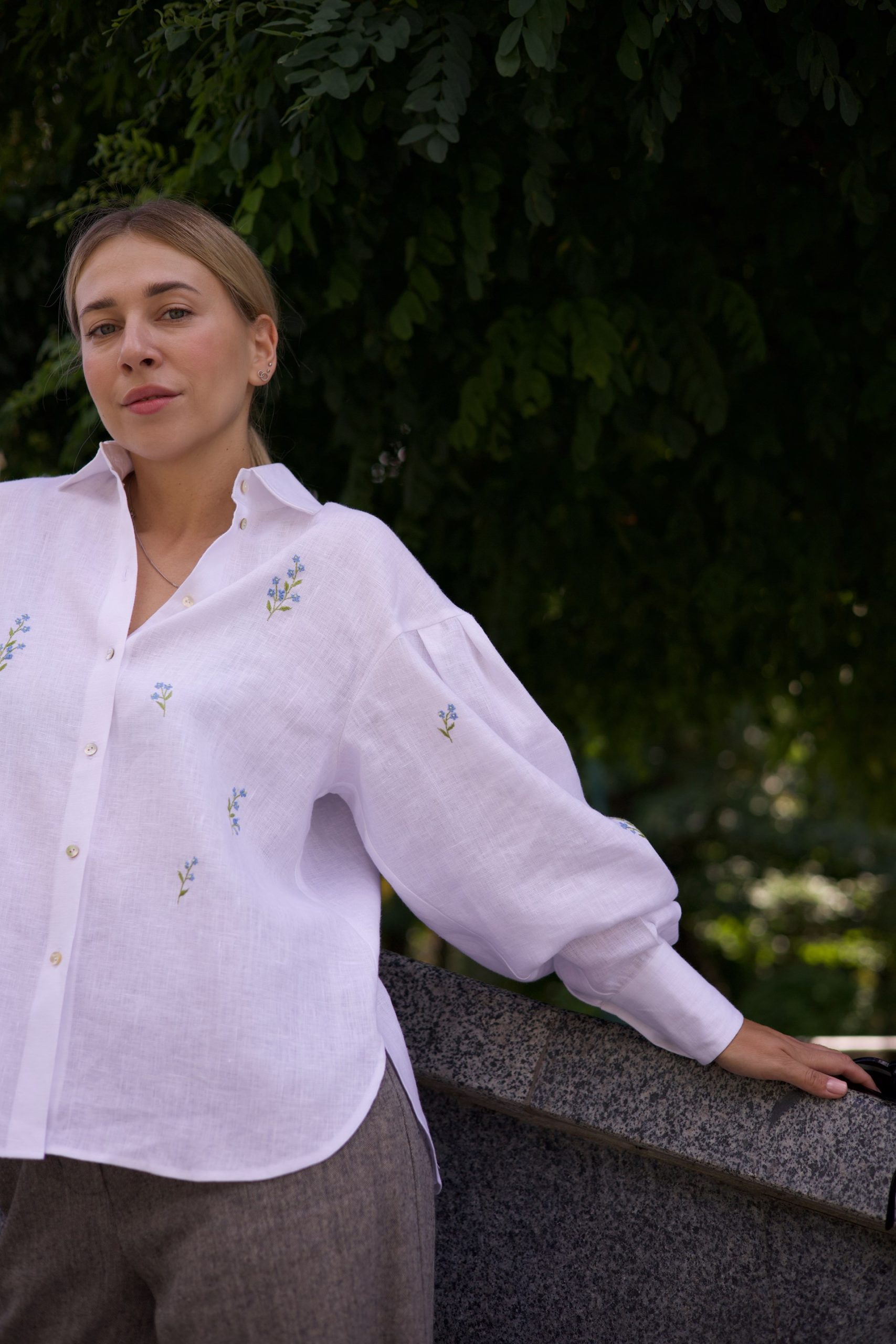 Сорочка з ручною вишивкою квітів льону