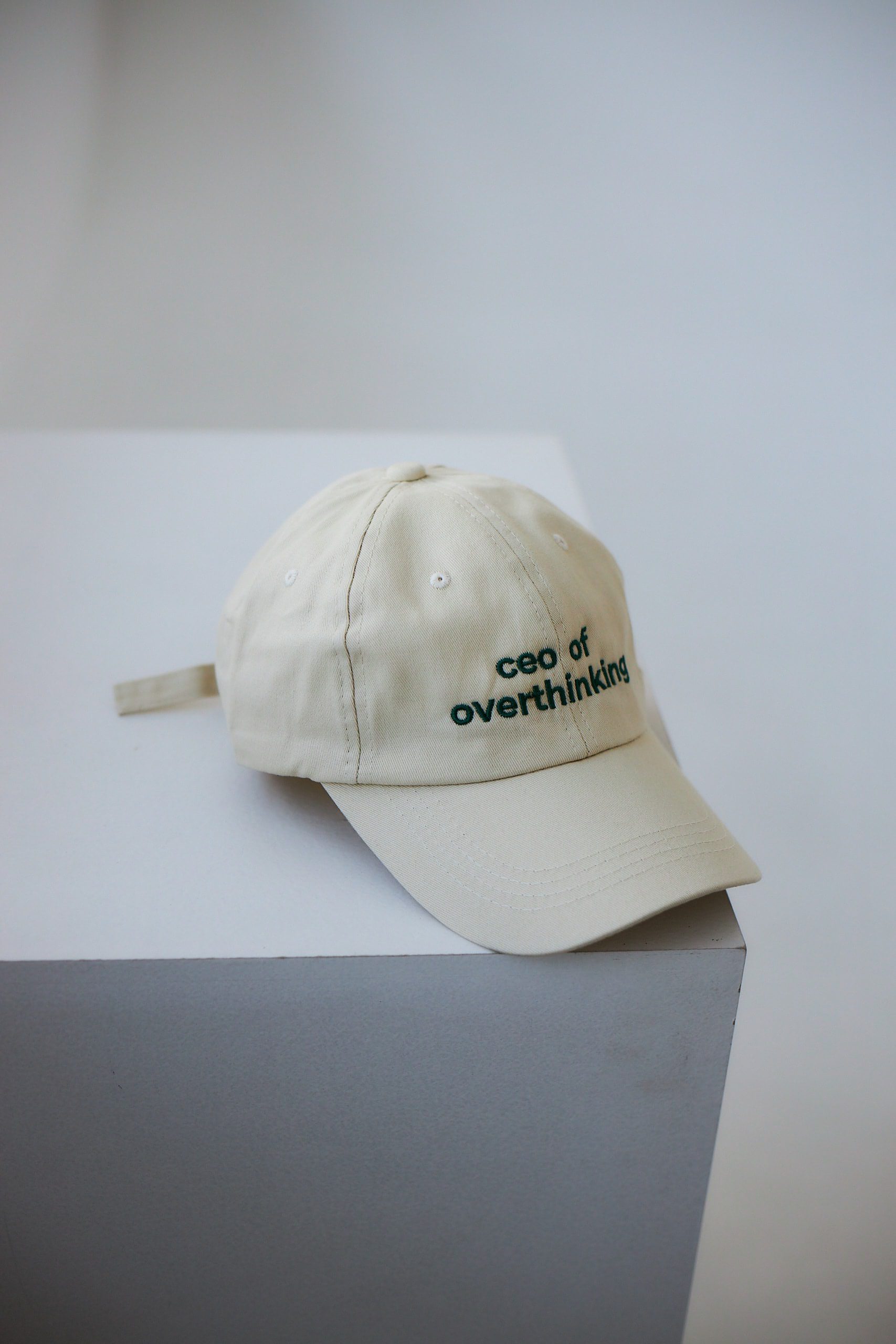 Молочна бавовняна кепка ceo of overthinking