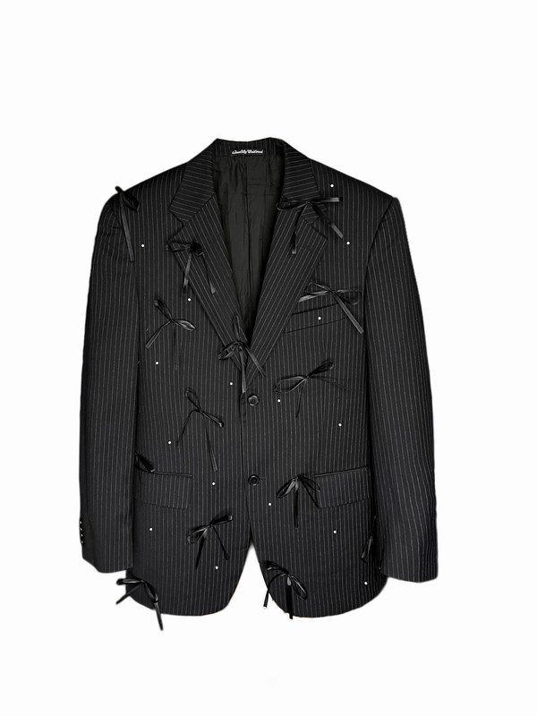 Чорний піджак у смужку з бантиками