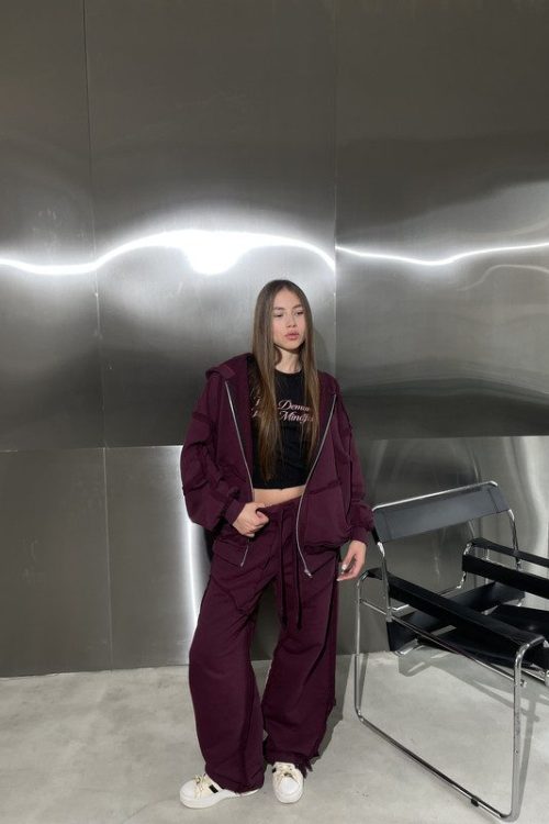 костюм бордовий