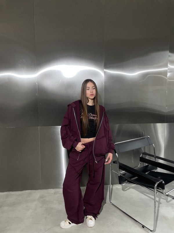 костюм бордовий