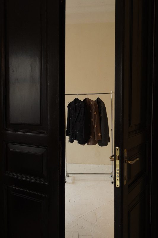 Чорний піджак у смужку з бантиками - Зображення 3