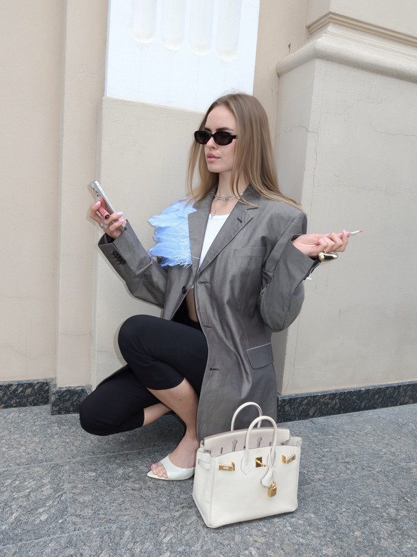 Сіро бежевий піджак з блакитним пір'ям - Зображення 3