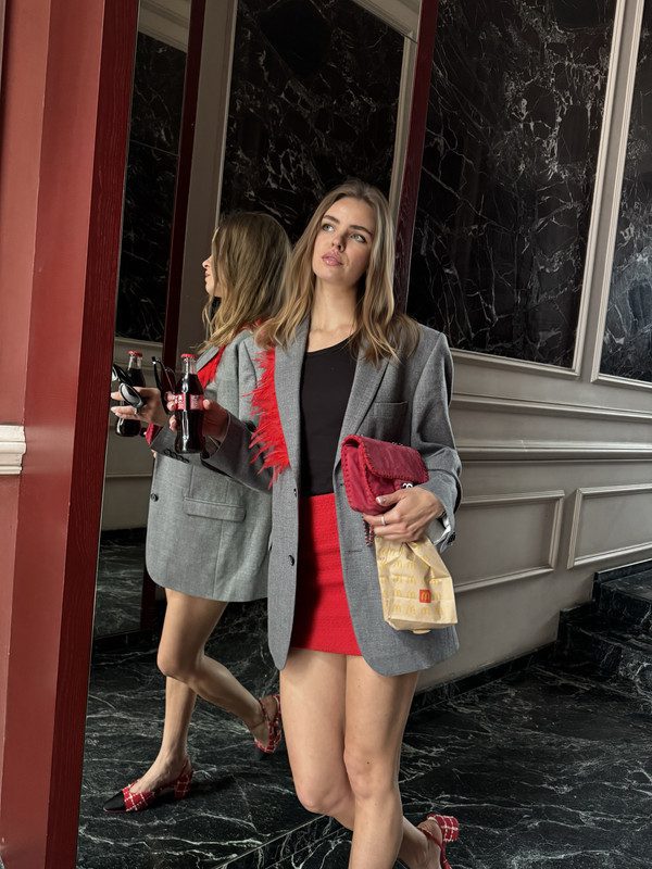 Сірий піджак з червоним пір'ям - Зображення 2