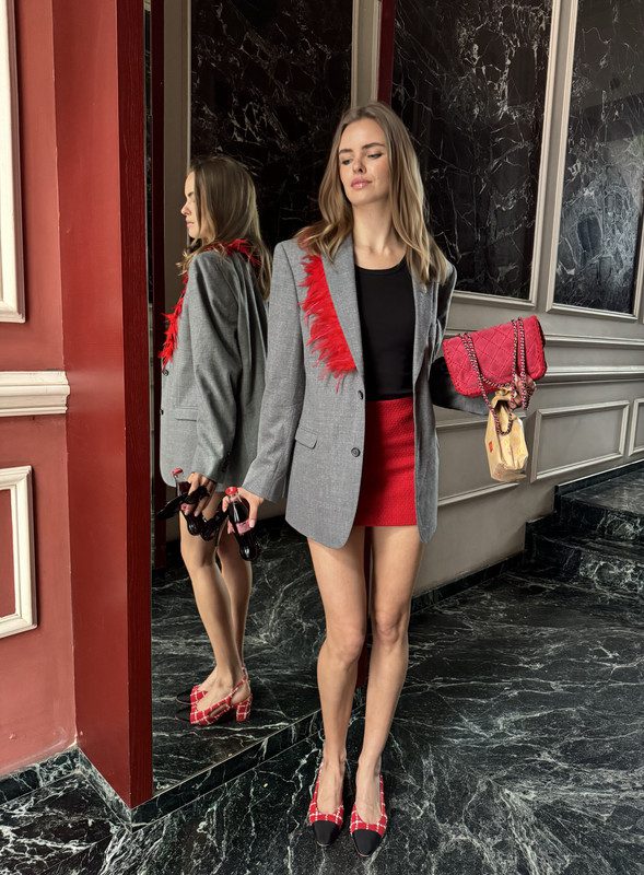 Сірий піджак з червоним пір'ям - Зображення 3