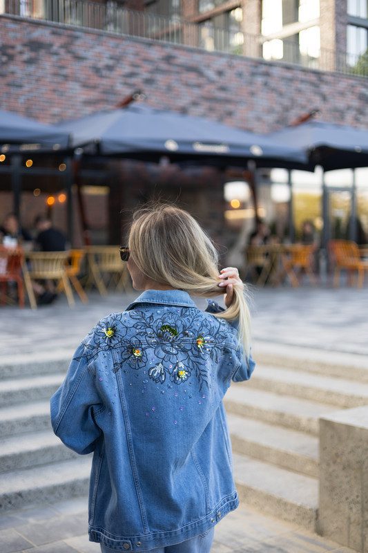 Блакитна джинсівка з квіточками - Зображення 2