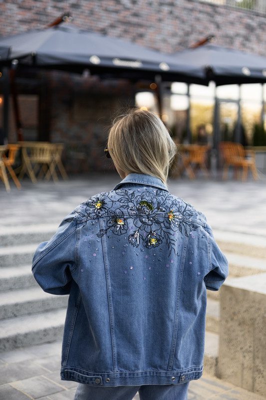 Блакитна джинсівка з квіточками - Зображення 3