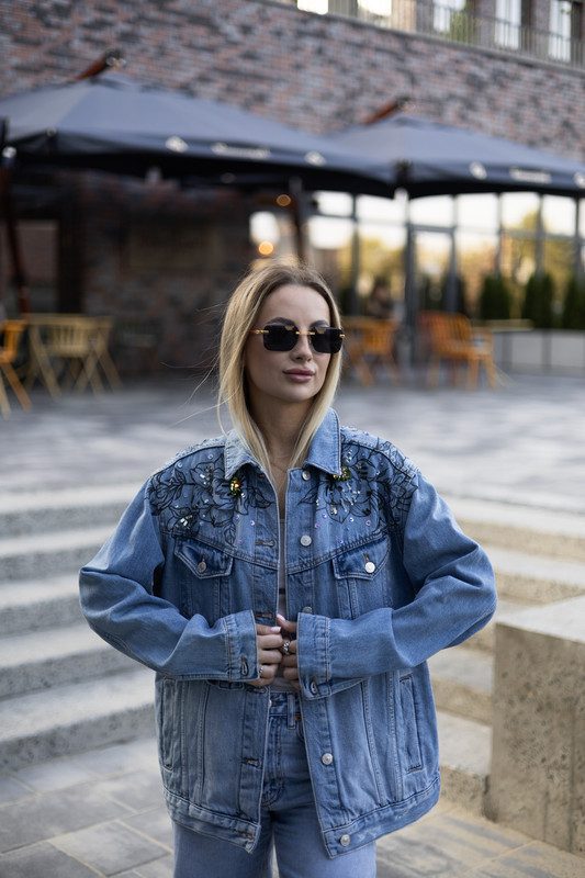 Блакитна джинсівка з квіточками - Зображення 4